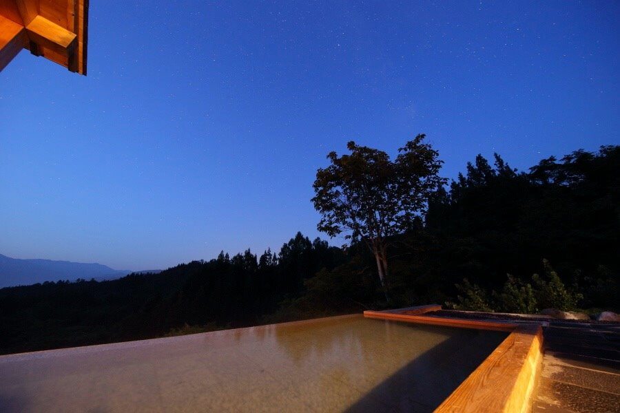 日本一に選ばれた里山十帖の露天風呂は、夜も最高です
